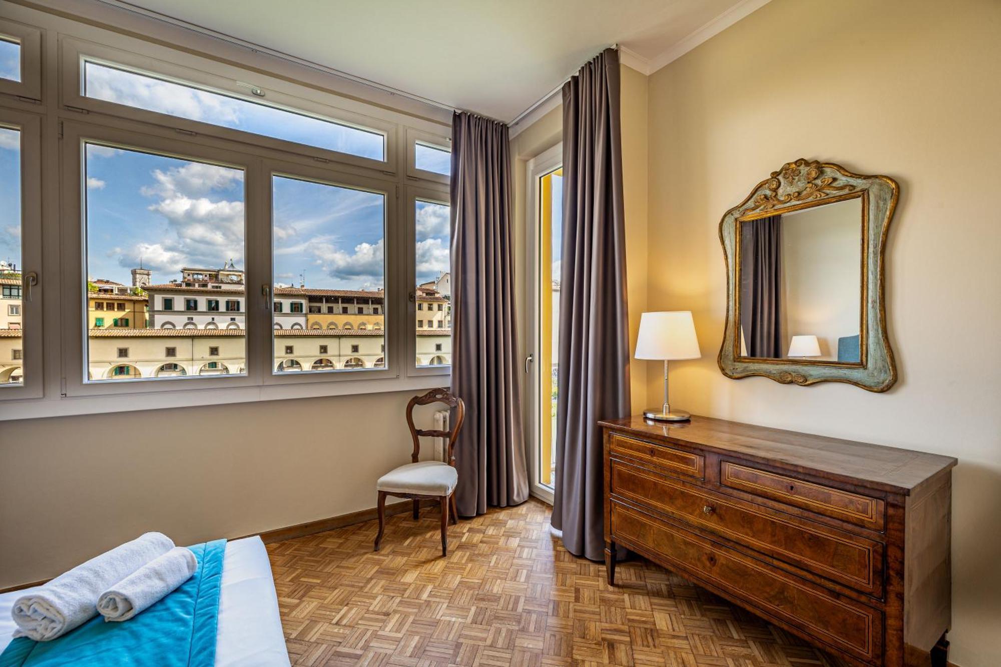 Yd Balcony On Pontevecchio View Florença